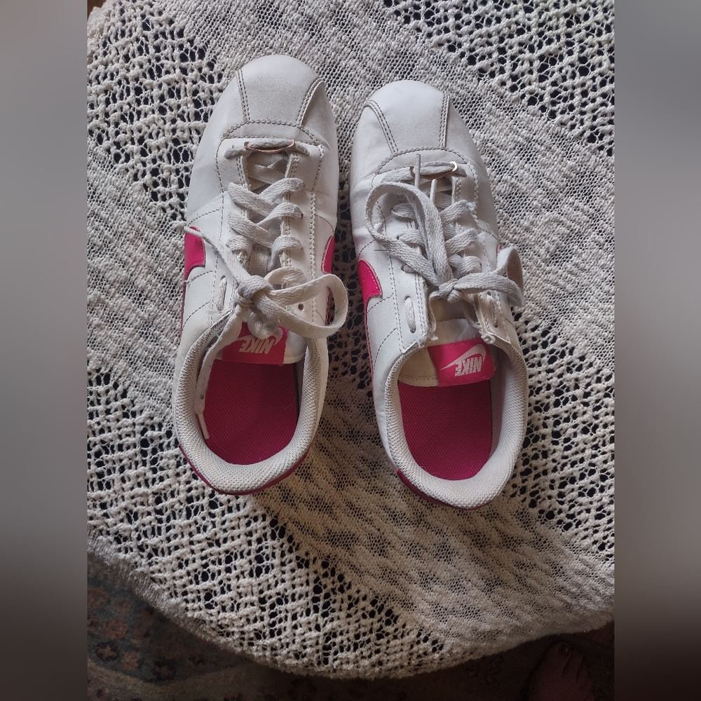 Nike Kids Sneakers in White and Pink